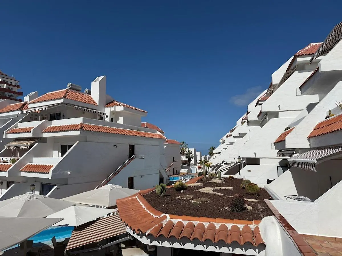 Centrally Located M, Bright And Sunny Apartment With Terrace And Pool Views Playa de las Américas 0*,  Spanyolország